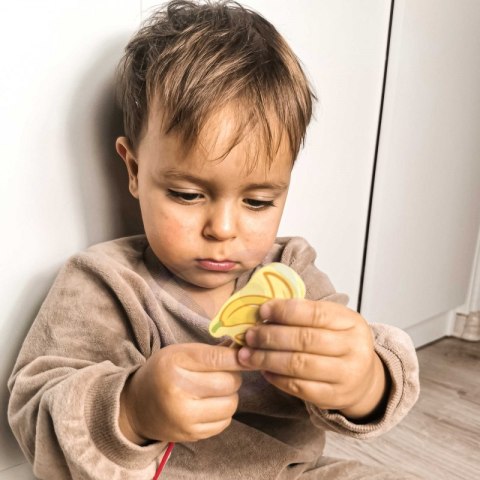 CLASSIC WORLD Drewniane Klocki do Nawlekania Owoce 13 el. 18m+