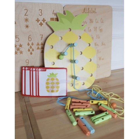 CLASSIC WORLD Wooden Threader Pineapple Pegs 21 pcs. 3+